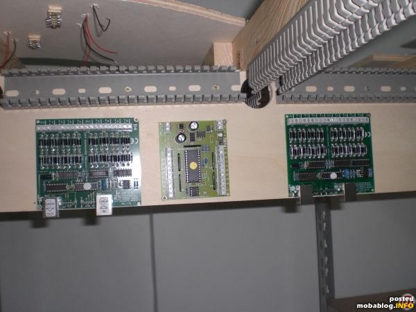 Erste RM-Decoder und Lichtsignaldecoder sind angebracht. Kabel werden alle durch Verdrahtungkanäle gefürt.
