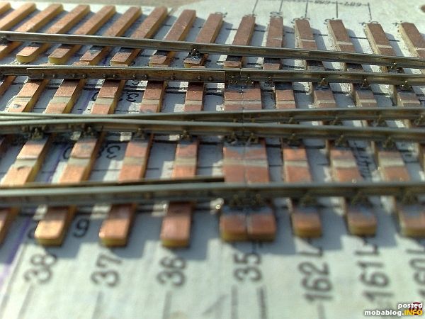 Eine im Bau befindliche maßstäbliche zweiseitige Doppelweiche nach H0 Pur Standard. Die Länge der Weiche beträgt ca. 550 mm.