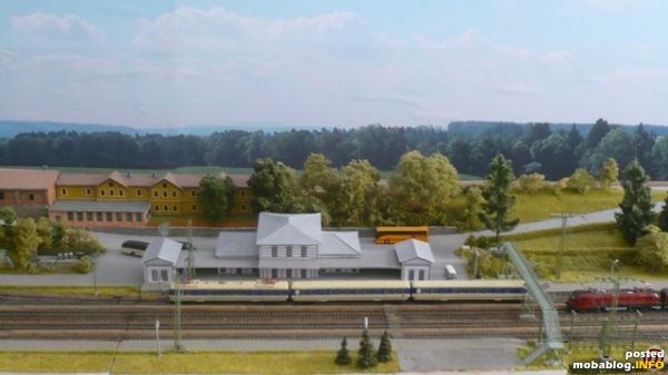 Das Bahnhofsgebäude im Modell vorerst nur als roher Dummy
