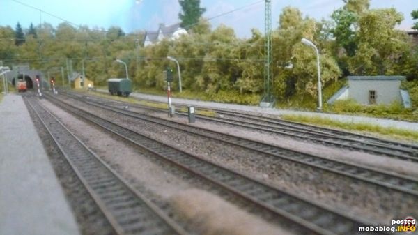 Warten am Bahnsteig 2 auf die Durchfahrt des Railjet nach Wien....