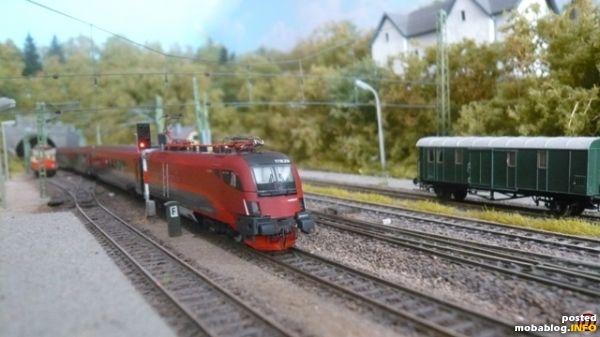 Ohne Verspätung durchfährt der Railjet den Bahnhof