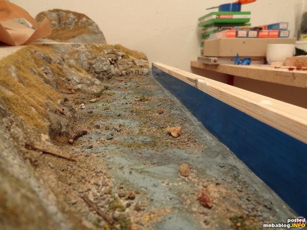 Die Gestaltung des Seegrunds ist abgeschlossen. Da der See an der Anlagenkante zu liegen kommt, ist diese für den nun folgenden Giessvorgang mittels Holz und Klebeband abgedichtet.