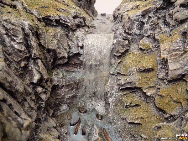 Provisorisches Einpassen des "Wasserfalls", der in einer alten Teflonpfanne mittels Watereffects entstanden ist. Der Übergang vom gegossenen Heki Aqua zum Wasserfall wird später dann ebenfalls mit dem Woodland Produkt gestaltet, ...