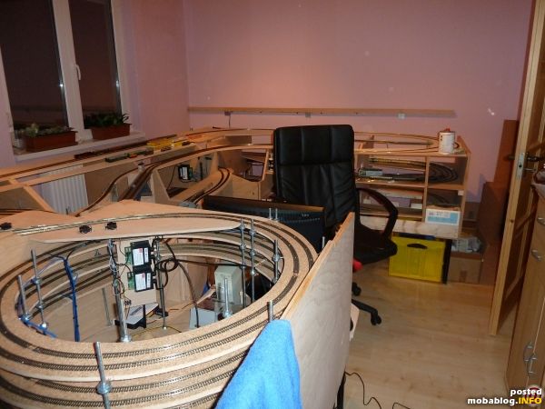 Bitte an die Wand schauen --> die Messstrecke für die Loks wurde angebracht, um endlich mein gesamtes Rollmaterial in TC einmessen und verwenden zu können.