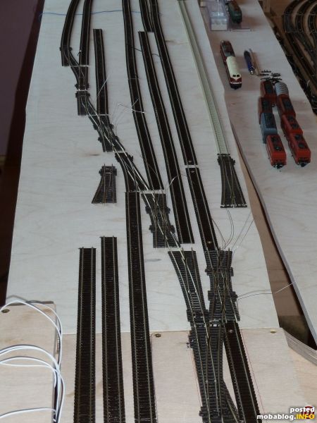 Ich bin dazu übergegangen, vom Plan abzuweichen und die Weichenstrassen aufzulegen und ein paar Tage drüber zu schauen/nachzudenken und
die Fahrmöglichkeiten theoretisch durchzuspielen.
Erst wenn es dann für mich gepasst hat, ...