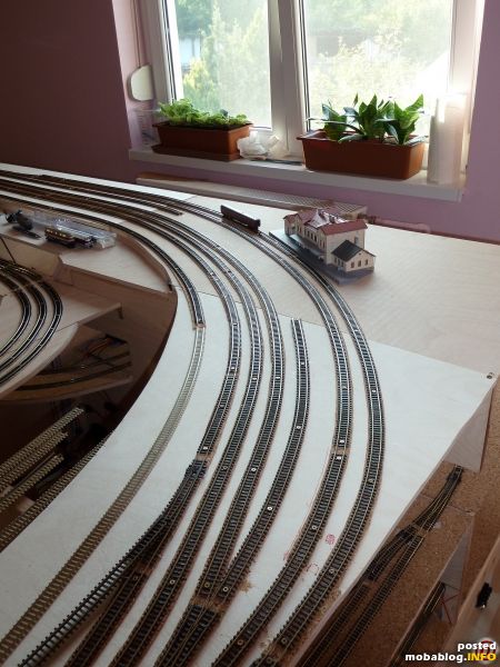 Hier auch mal die Bahnhofsansicht, jedoch wurden nachträglich noch ein paar Gleise geändert, dazu aber später mehr.
Kopfzerbrechen machte mir jetzt schon, wie ich dort wohl die Bahnsteige machen/verlegen könnte.