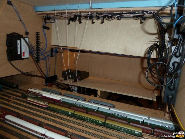 Die Weichenstrasse mal von unten, was für ein Kabelsalat.
--> Servokabel, Herzstückkabel usw. i mag nimmer.