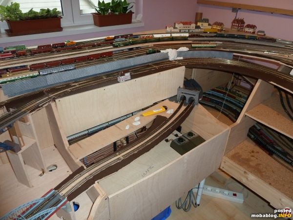 Die Mauer zwischen Paradestrecke und Gü-Bahnhof entsteht.