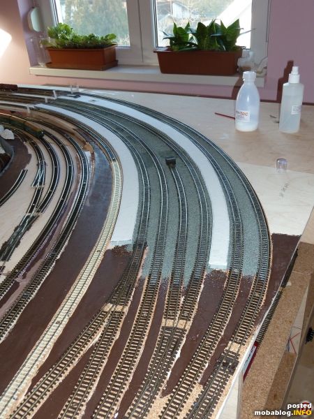 Der Bahnsteig HBF fertig und die Gleise dort sind geschottert.
--> Eine Aufgabe, die wohl noch ein wenig dauern wird, bis
die gesamte Anlage geschottert ...