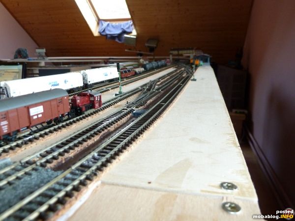Im Gleis III (da wo die Köf steht, Stumpfgleis) wurde die Weichenstrasse ergänzt. Somit habe ich von/für die Nebenbahn ein Gleis mehr im HBF.
Uh, da stehen ja auch die ersten ...