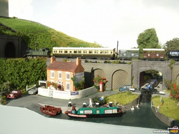 Ein Blick von vorne auf den linken Teil des Moduls - eine typische Branchline-Garnitur mit Autocoach, Vieh- und Milchwagen erreicht den Tunnel.