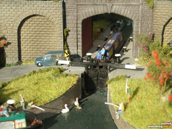 Der Kanal und die Schleusenanlage wird von der Bahnstrecke gequert.