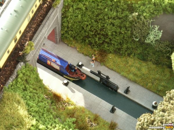 Hinter dem Bahndamm befindet sich die obere Schleuse - an beiden Seiten des Kanals stehen Poller zum Festmachen der Kähne.