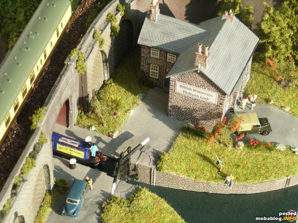 Noch ein Schrägluftbild auf Hafenbecken und Lock Keeper Cottage.