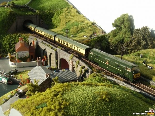 Zum Abschluss ein Blick auf die Bahnstrecke, die gerade von einem "Saturday Tourist Special" bestehend aus einer Garnitur BR MK1-Coaches und einer Lok der Warship-Klasse (Class 42) auf dem Weg ...