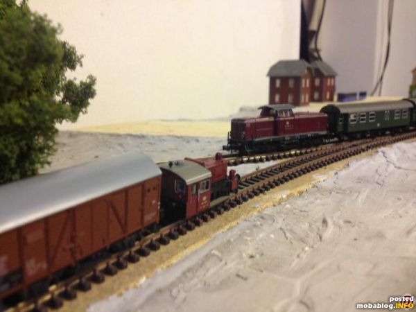 Zugbegegnung vor der Einfahrt des Bahnhofs.
