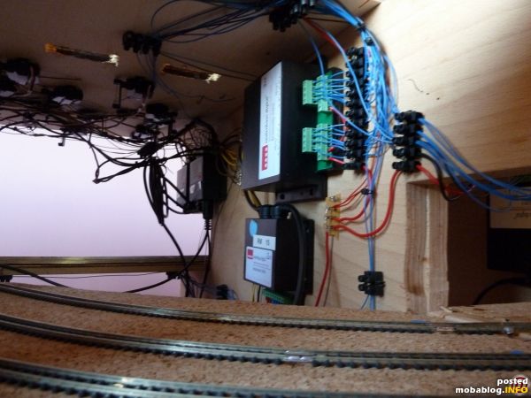 noch ein wenig Elektrik --> haha, vier komplette Tage Kabels ziehen.
--> nie wieder ;-) Digital, aber wenn es fährt ist es nur geil .....