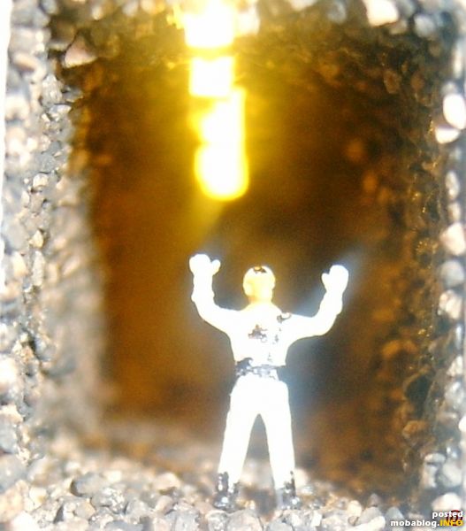 ...nämlich seinen Kumpel Walter Koslowski, der ihm zuruft dass die 1. Deckenlampe defekt ist und er das melden soll weil er die Funke hat