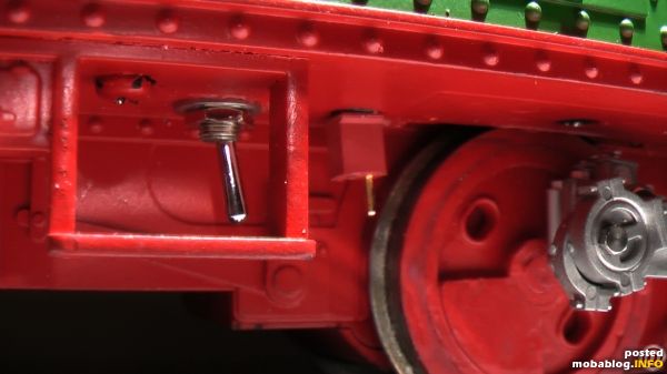 Die Spannung zum Laden des Accus wird über diesen kleinen Stecker welcher fest eingeklebt ist übertragen, ein ewiges aus und einbauen des Accus wollte ich von Anfang an nicht. Links ...