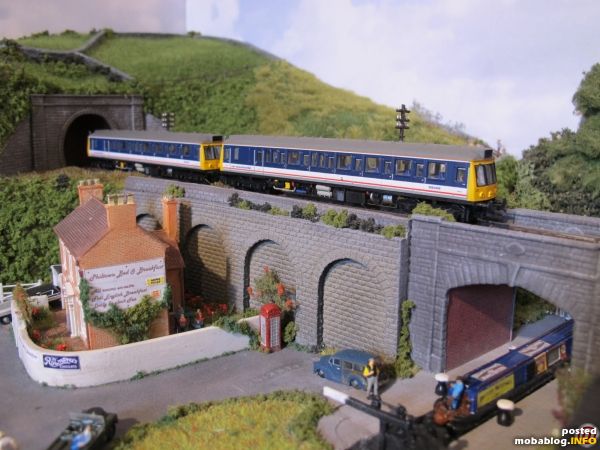 Die Doppeleinheit der Class 121 in NSE-Livery ist im Anrollen - hier passiert der Zug gerade Philtown-Lock.
