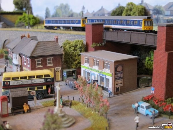 Mit lautem Geratter wird die Blechträgerbrücke oberhalb von Philtown-Market befahren.