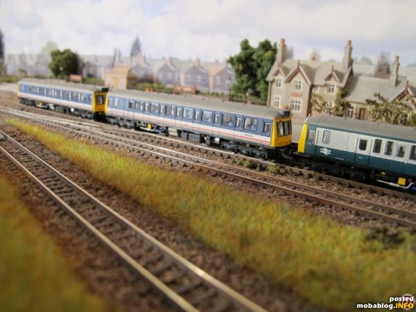 Im Schritttempo rollt der Zug in den Terminus ein und kuppelt seidenweich an die wartende Class 122 an. Das nette Extra an der Class 121-Dummy ist die volle Funktionsfähigkeit der ...