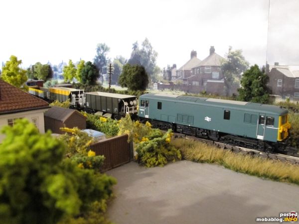 In Ermangelung eines passendes Brake-Vans (wird noch umstationiert) musste am anderen Ende eine blaue Class 73 aushelfen.