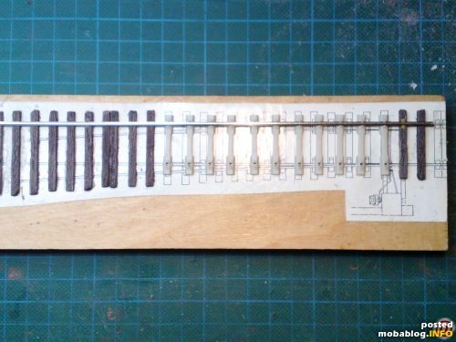 Gemäß dem Vorbild werden auch im Modell die ausgetauschten Schwellen im Zungen - und Herzstückbereich mit Betonschwellen der Bauart Bs 55 / Bs 60 der DR von RST Eisenbahnmodellbau versehen.