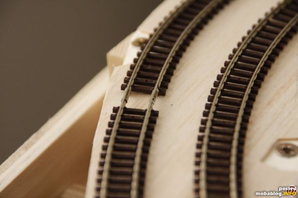 Die Gleisstöße habe ich von außen verlötet, um die Bogenstabilität sicherzustellen. Dabei muss man aufpassen, dass der Zinn nicht nach innen fließt - nur kurz anheizen.
Fortsetzung folgt.
http://www.mobablog.info/blog.php?id=1650