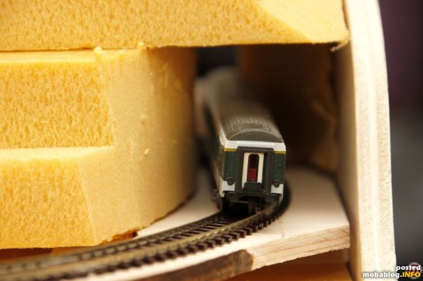 Mangels eines Konzepts, wie ich direkt eine oben runde Tunnelröhre im Bogenverlauf in das Styrodur hineinbekomme, habe ich erst einmal einen rechteckigen Querschnitt ausgeschnitten und die Rundung später mit Stryrodur, ...