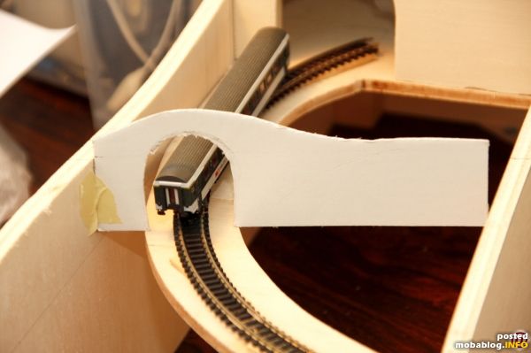 Zunächst wird einmal die Größe der Durchfahrt auf einer Schablone festgelegt. Bei der Durchfahrhöhe musste der Option auf Elektrotraktion Rechnung getragen werden, so dass die Proportionen im Vergleich zum Vorbild ...