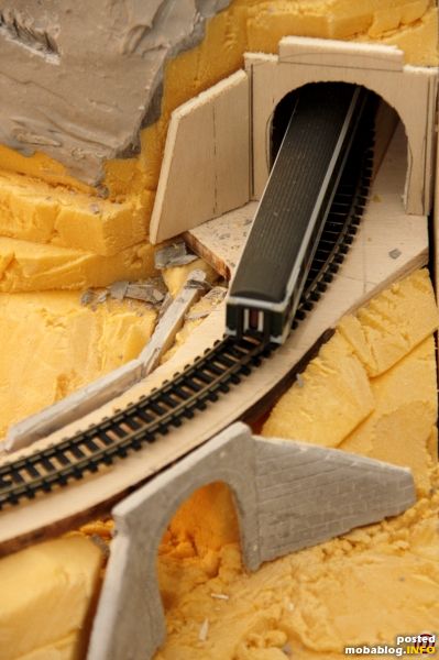 Zum guten Schluss noch das Tunnelportal mit gleicher Technik.