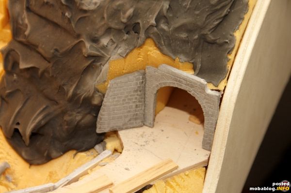 Fertig! Jetzt ist alles vorbereitet für den Einsatz von Fliegendraht auf der linken Anlagenhälfte.
Fortsetzung folgt.