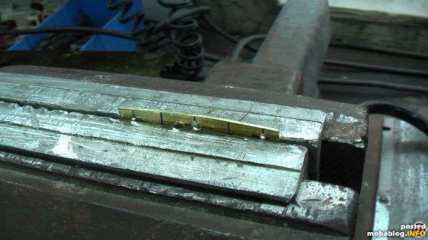Wurde nach dem aussägen mit dem Laubsägebogen die Kontur noch entsprechend nachgearbeitet, die Bohrungen sind 1,2mm und 3,0mm