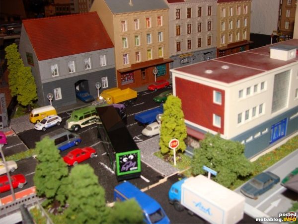 Die Hauptsraße mit dem alltäglichen Stau. Die geplante Umgehungsstraße wurde bisher von den Preiserlein verhindert.