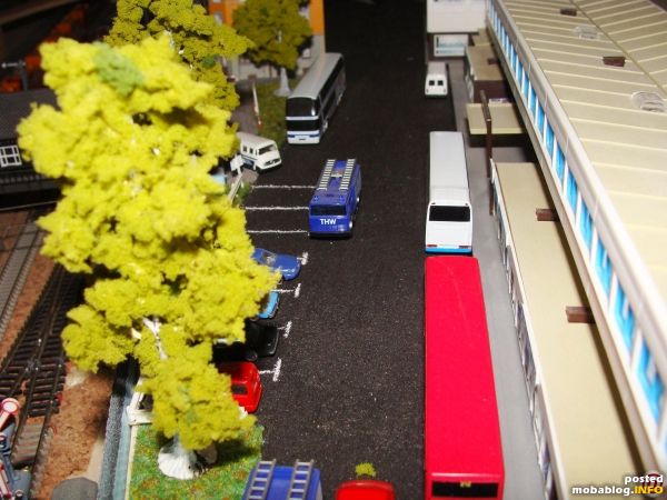 Die Bahnhofstraße mit Bushaltestelle und Pendlerparkplatz.