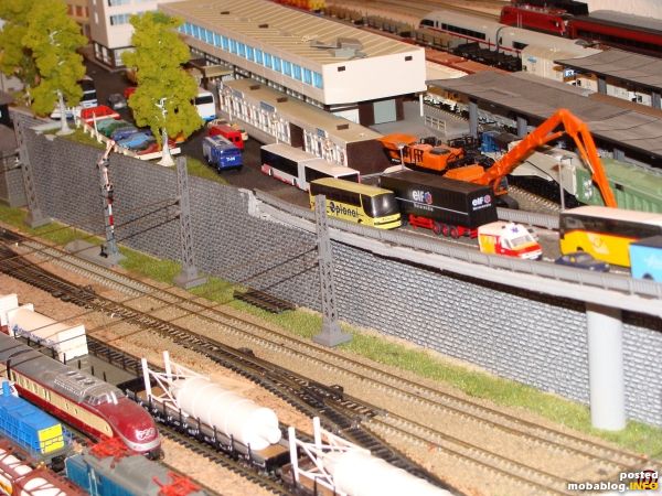 Die Auffahrt zur Bahnüberführung. In Bildmitte die neu eingebaute Weichenverbindung zum Güterbahnhof.
