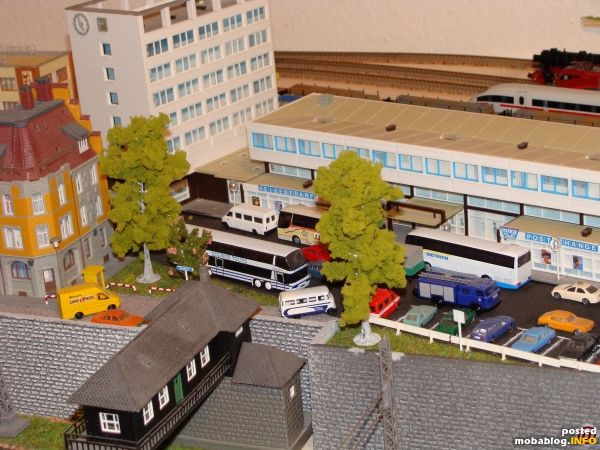 Aus anderer Sicht: Bahnhof mit Stellwerk.