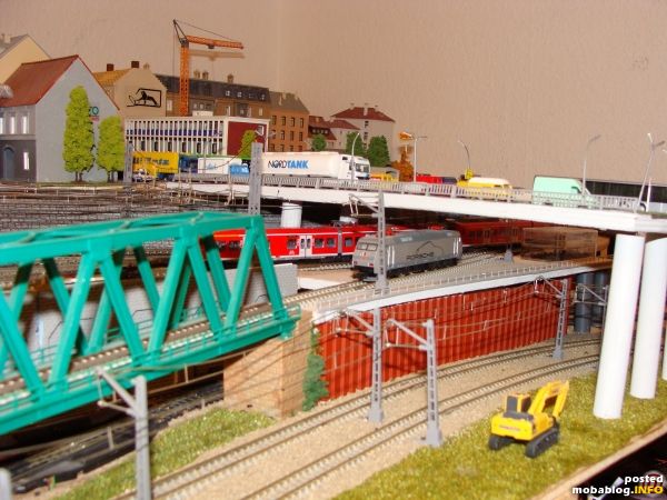 Das neue Brückenbauwerk im rechten Anlagenteil.