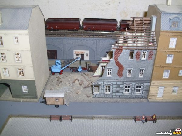 Abbruchhaus (Faller) mit Magirus Kipplaster (Littke), Fuchsbagger (MO- Miniatur) und Bauwagen (Lütke- Modellbau)