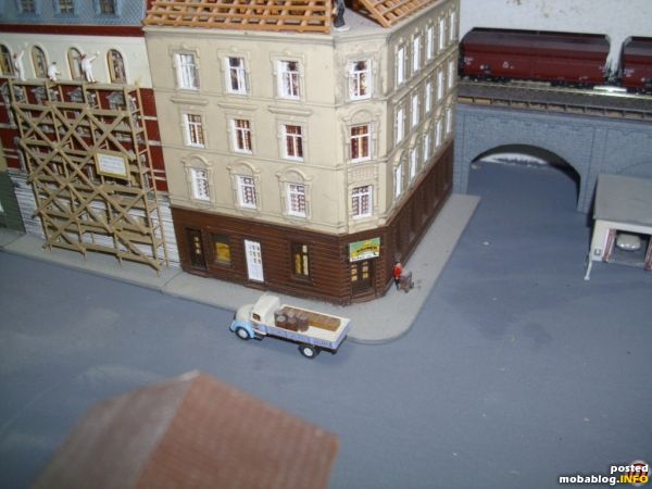 Eckkneipe (Pola) mit Bierlaster (Marks) und Drehorgelspieler (Noch).