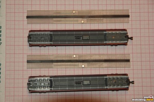 Die Streifen in der Mitte werden mit einem Magnetband und die Löcher mit den entsprechenden Magneten gefüllt: