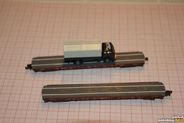 Jetzt müssen die Enden noch ein wenig mit der Feile bearbeitet werden, damit die Wagen auch kurvengängig werden. Ein wenig Straßenfarbe und "Deko" :