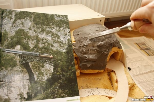 Es hilft, sich neben der Baustelle ein Bild einer realen Felsformation zu legen, um sich ein wenig inspirieren zu lassen.