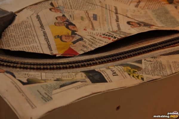 Die Zeitungstechnik hat jedoch einen gravierenden Nachteil: wenn der Kleister auf dem Untergrund nicht gut haftet, verwirft sich die Zeitungsschicht beim Trocknen. Deshalb hat mich diese Variante nicht so sehr ...