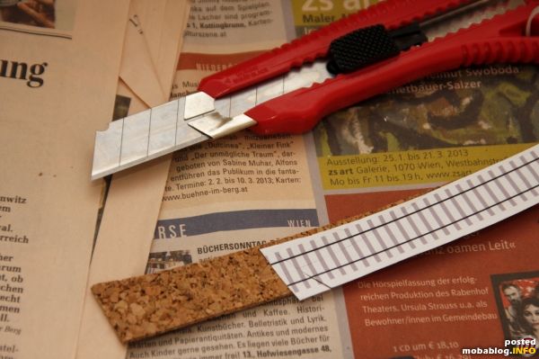 Zum exakten Zuschneiden kommt wieder der – inzwischen gut aufbewahrte – 1:1 Planausdruck zum Einsatz, der nach dieser Aktion endgültig in eine Reihe von Schnipseln zerlegt ist. Die Breite der ...