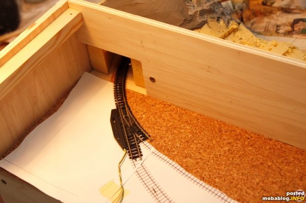 Die hier eingesetzten Minitrix-R1-Weichen haben ein für meine Zwecke zu langes gerades Gleis, das mit der Trennschreibe leicht zu entfernen ist. Beim Einbau von Weichen muss man sich im Klaren ...