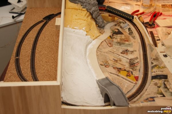 Ich verwende eigentlich am liebsten Flexgleise. Fertig konfektionierte Gleise führen zu einer Reihe von Schienenstößen, hässlichen Schienenverbindern und sind teilweise auch (zumindest bei älteren Exemplaren) leicht durchgebogen. Den optischen Eindruck ...