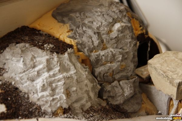 Außerdem ist es der Felsformation noch einmal an den Kragen gegangen. Zu Recht wurde angemerkt, dass die Felsen etwas rundlich und wenig zerklüftet wirken. Dem bin ich im Zuge der ...