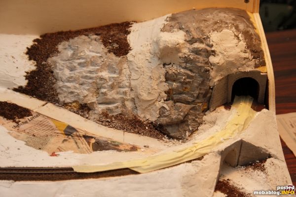Man kann ja im Prinzip endlos an den Felsen herumspachteln und schnitzen. Die verschiedenen Schichten sind im Bild an den unterschiedlichen Farben erkennbar: weiß ist neu, grau alt.